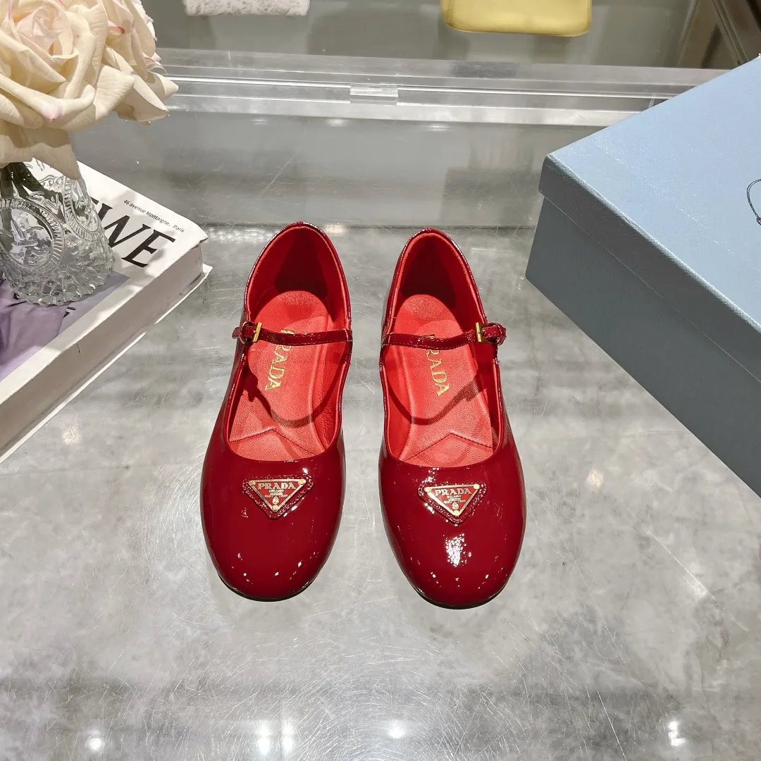👟👟Ex-factory price 440👟👟 🔥🔥✨Prada/Prada 2024ss spring and summer new products are now available🌟 Mary Jane flat ballet shoes Soft and comfortable, recommended by major bloggers in Little Red Book, proper college style ➕Commuting 1-1 development Round-head golden triangle button Fabric: patent leather, sheepskin, silk fabric Sheepskin lining code number: 35 to 40 (41 is custom-made and cannot be returned or exchanged)